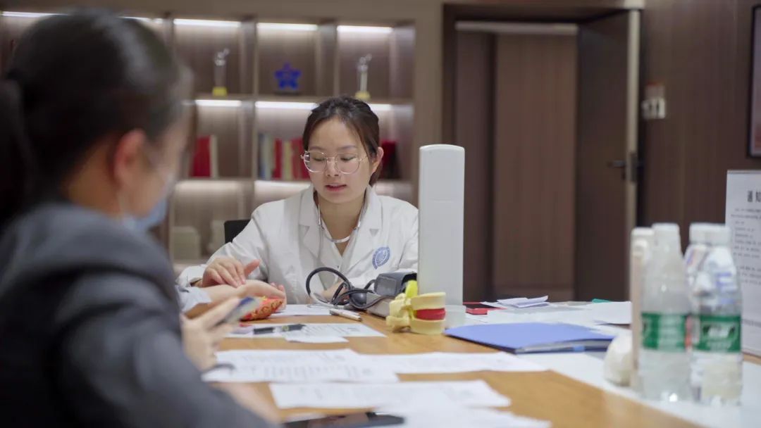 健康義診進(jìn)中庭，跟emo說(shuō)拜拜